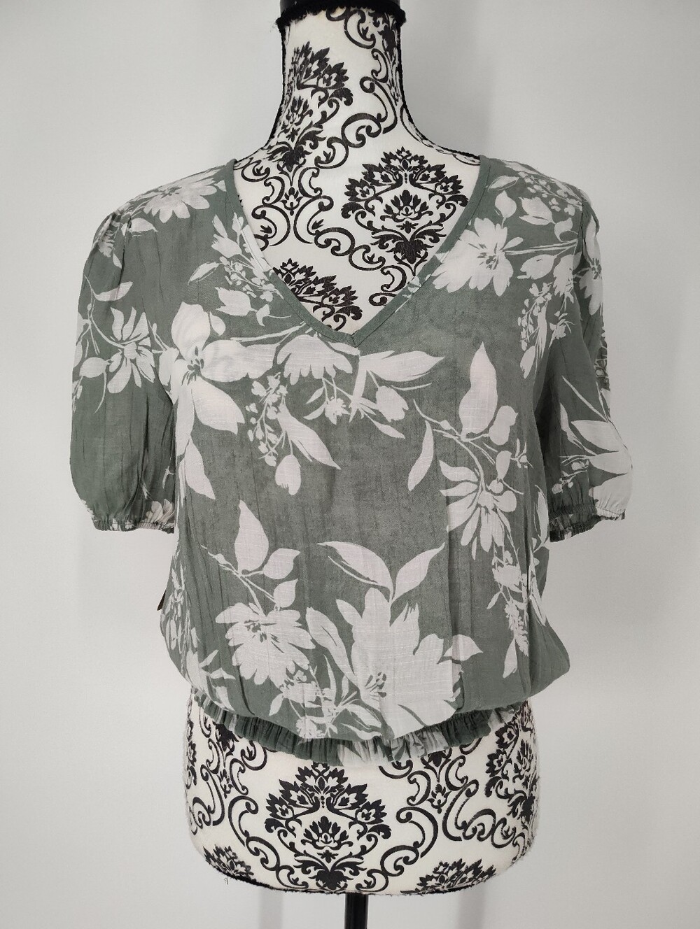 Indigo Rose Women's V-Neck Floral Puff Sleeve Blouse - Sage Green Size Medium